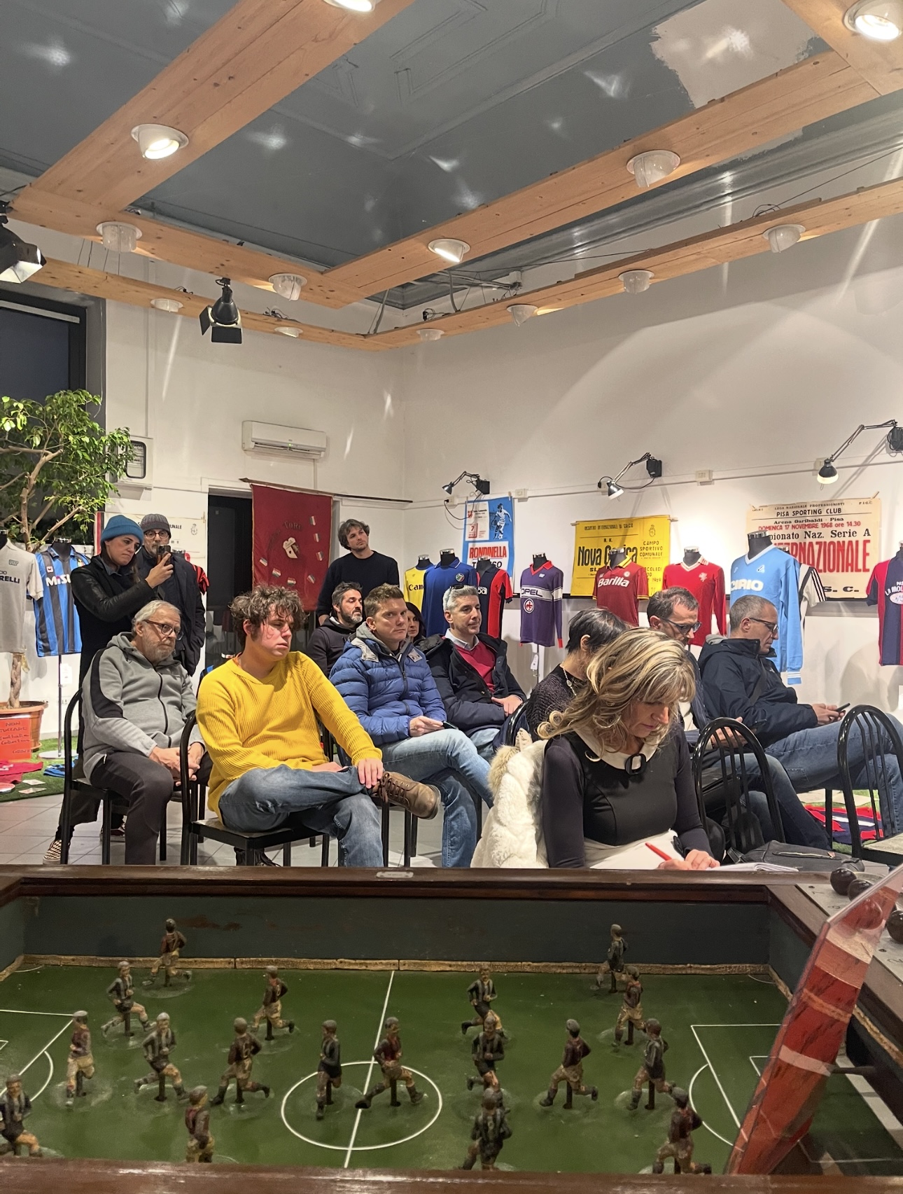 Pubblico e calcio da tavolo d'epoca