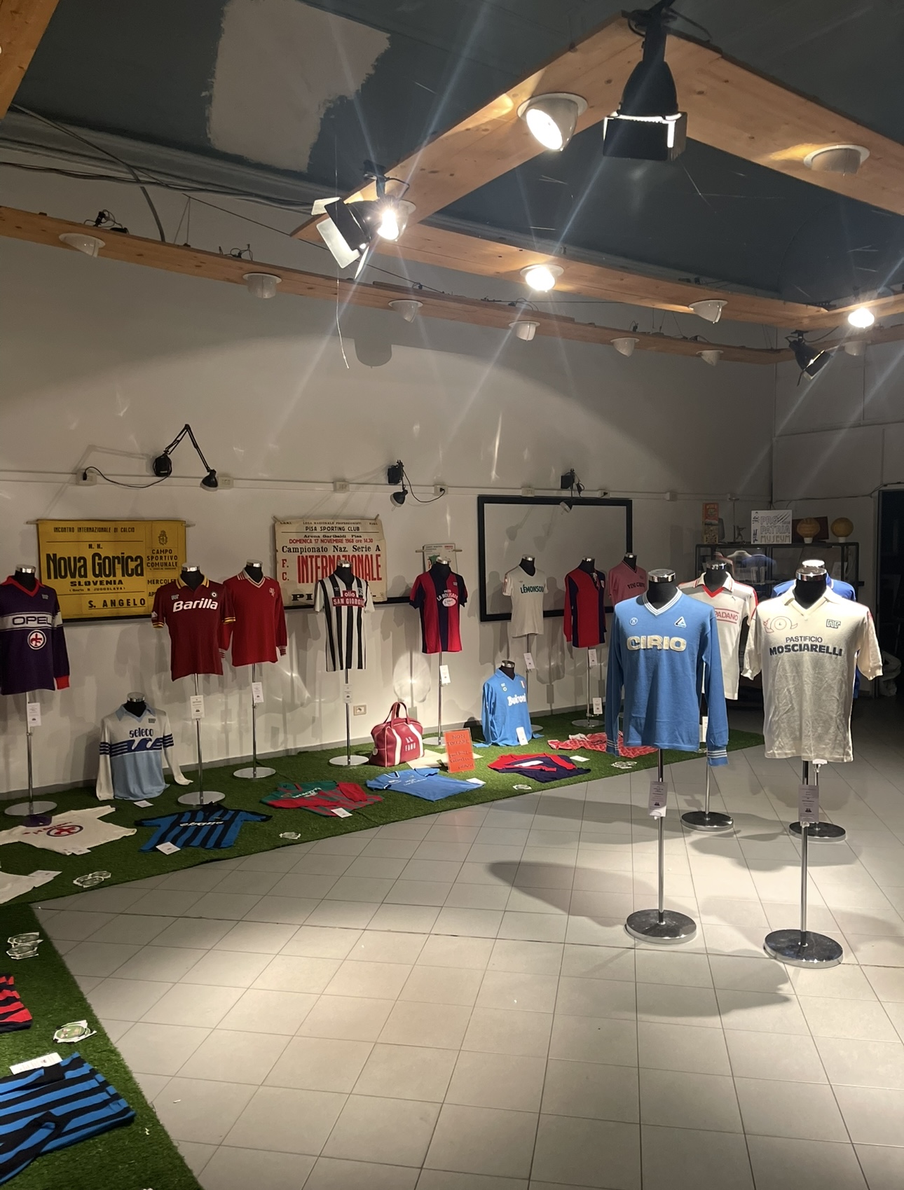 Panoramica sala mostra con maglie