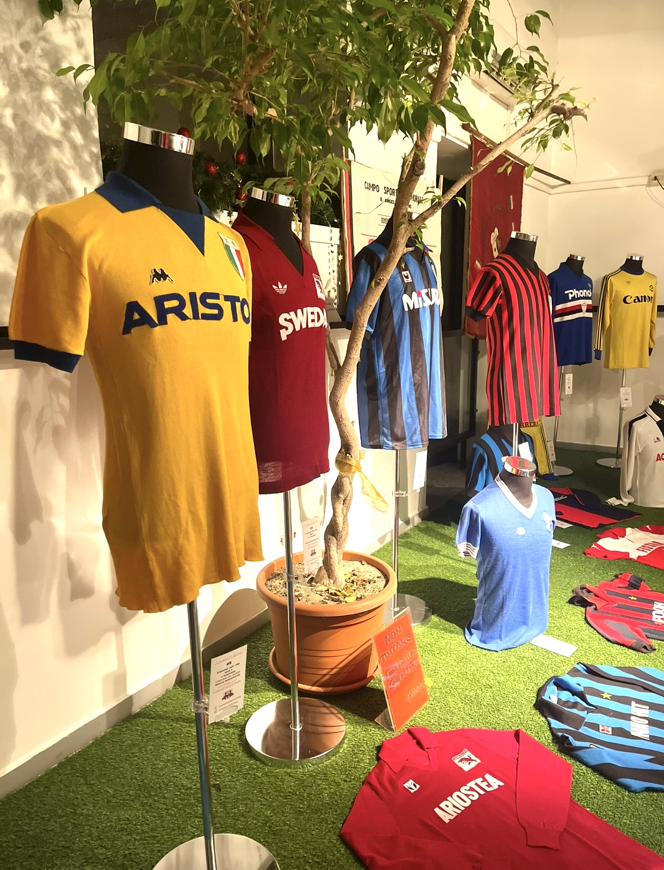 Maglie Serie A anni 80 su manichini