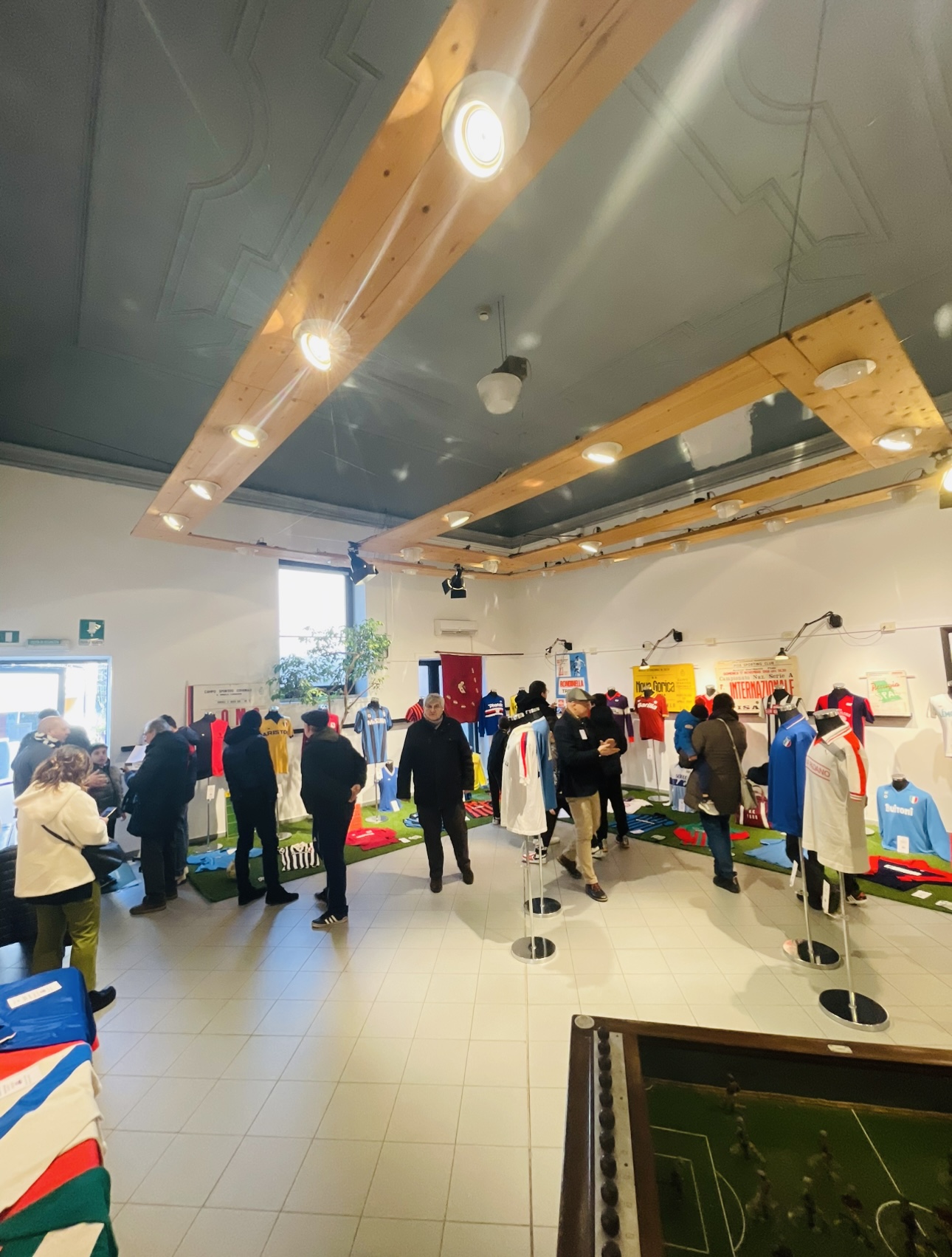 Visitatori tra le maglie in esposizione