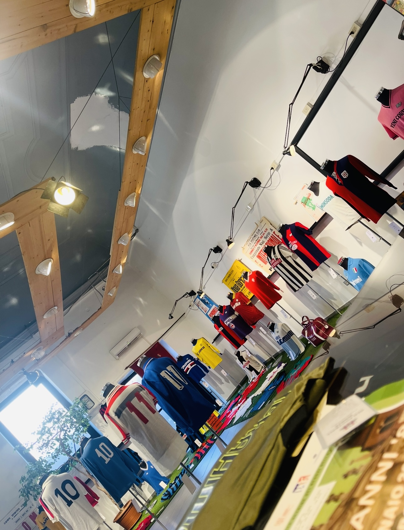 Panoramica laterale sala espositiva