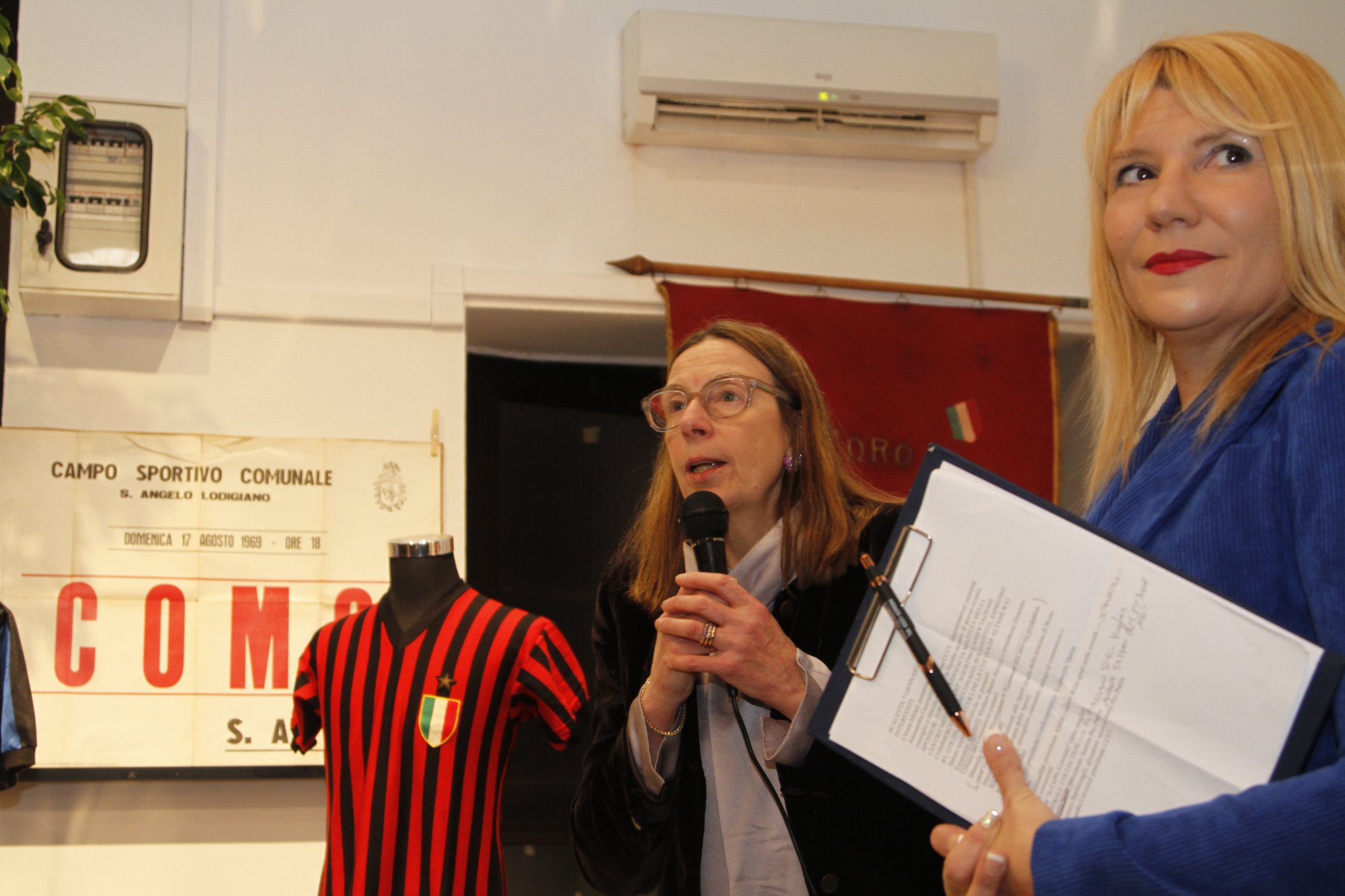 Presentazione con maglia Milan storica