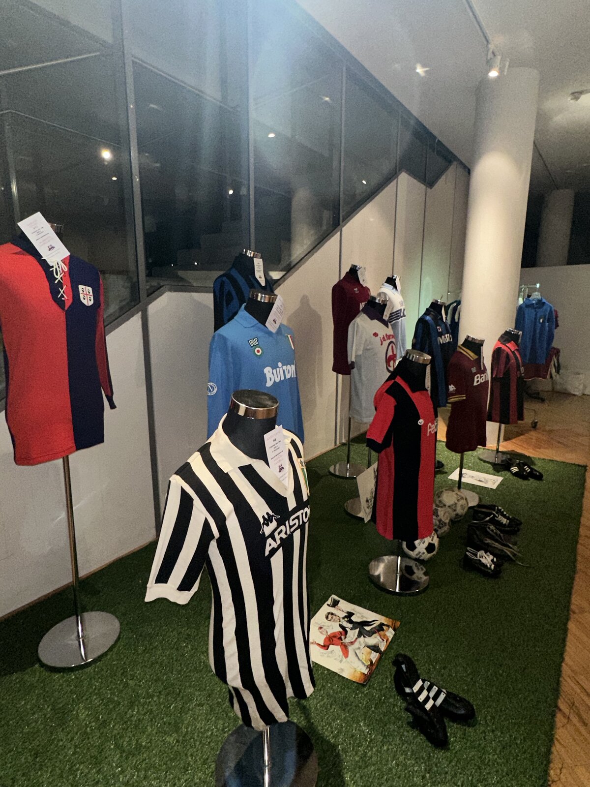 Panoramica sala con Juventus Ariston, Napoli Buitoni e Genoa