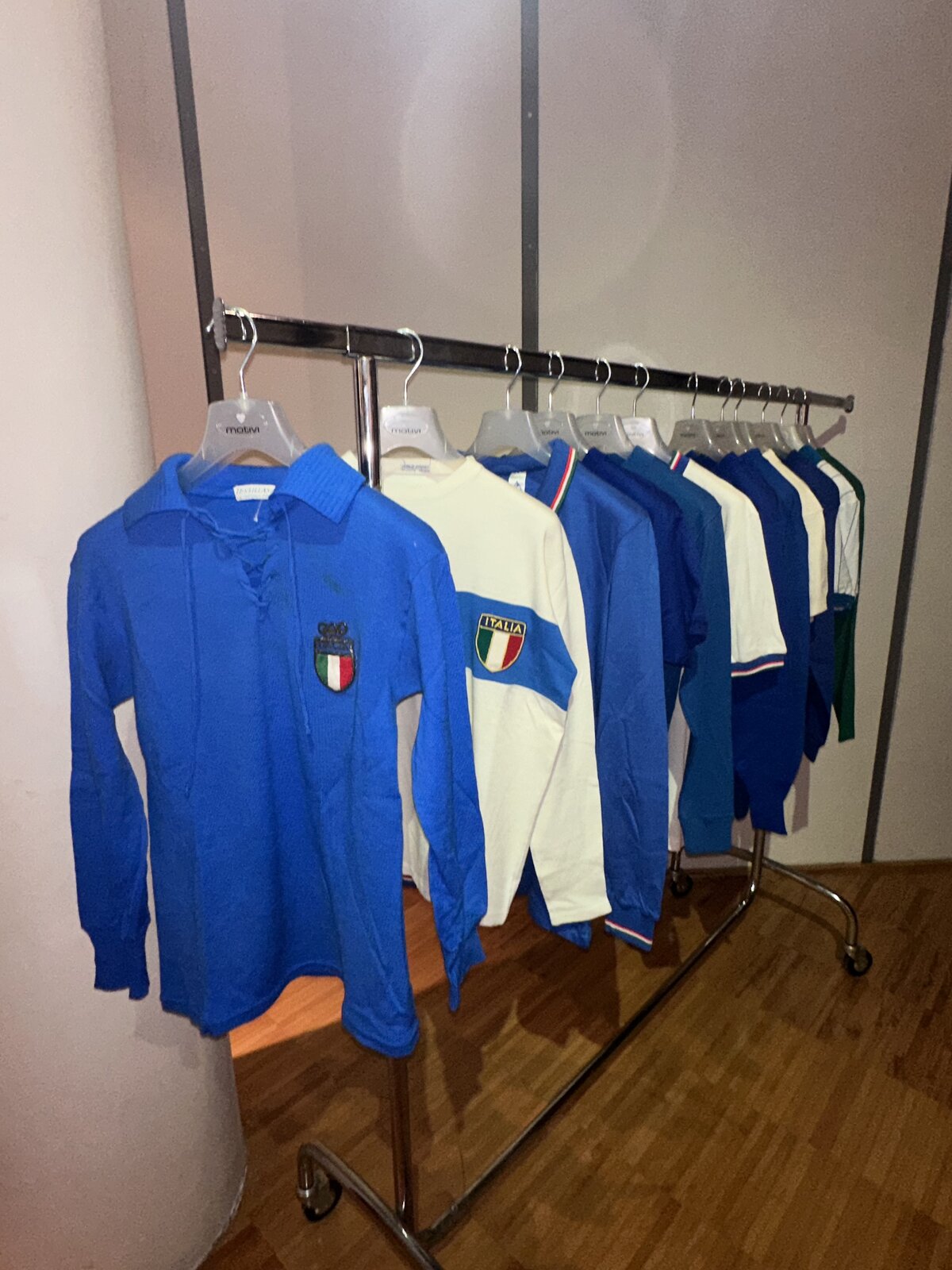 Collezione maglie azzurre della Nazionale su appendiabiti