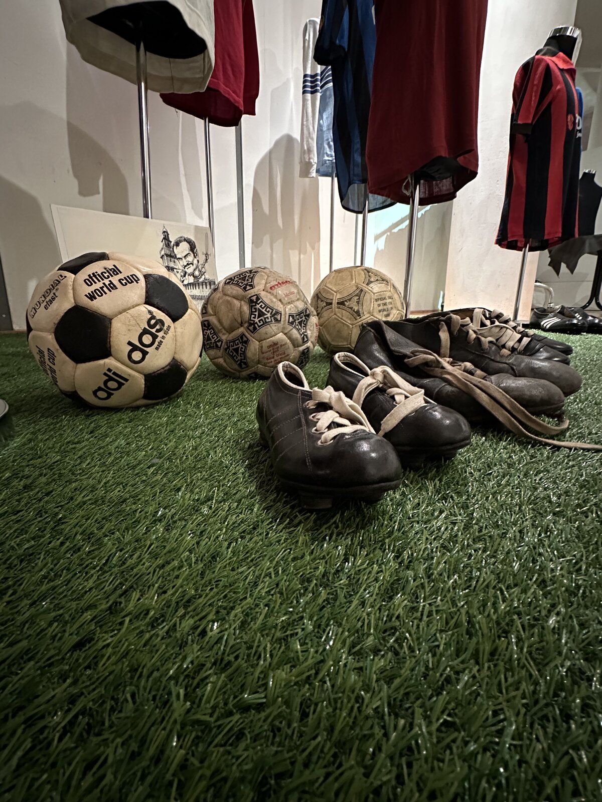 Dettaglio palloni e scarpe vintage da vicino