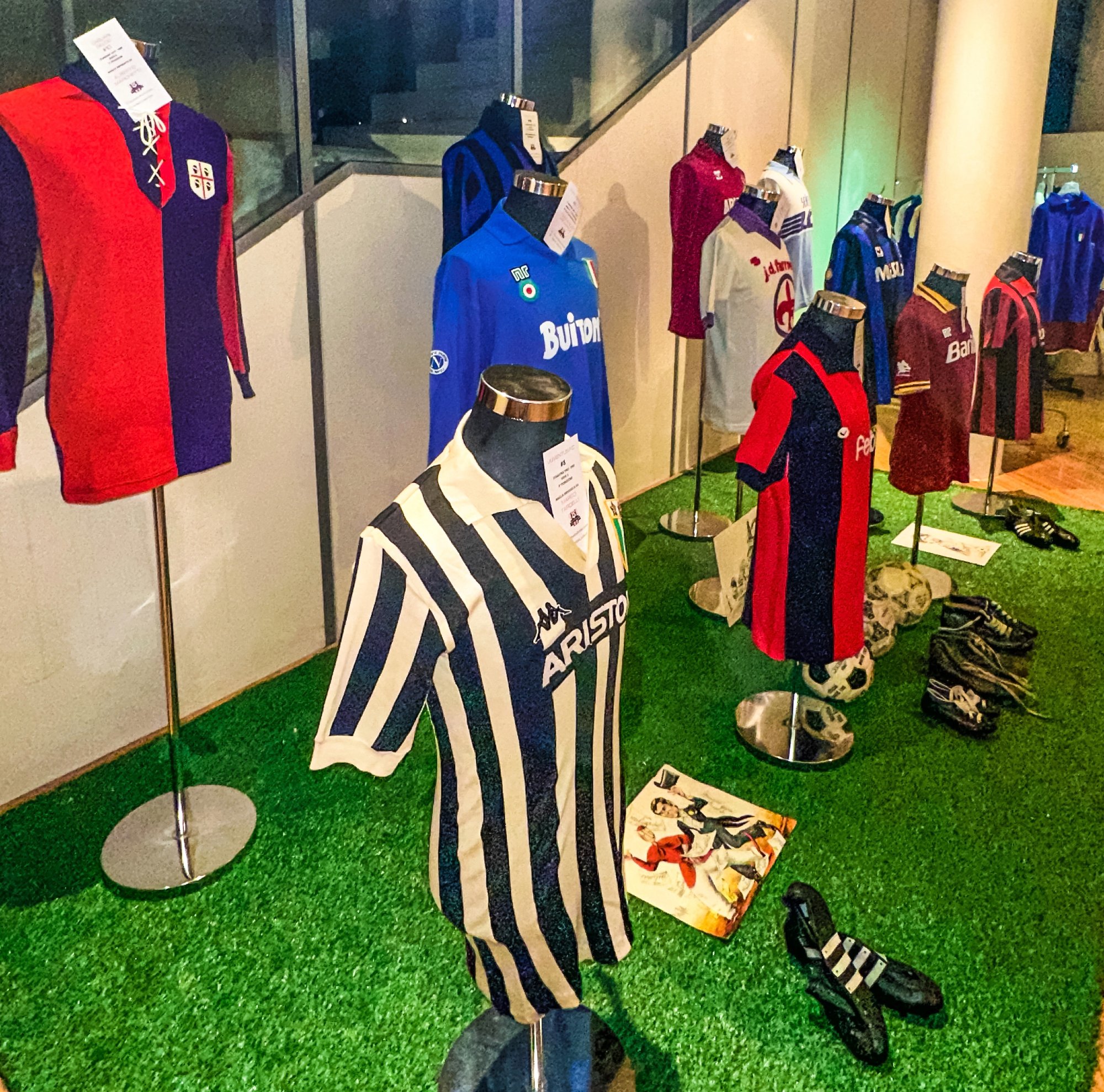 Juventus Ariston, Genoa e Napoli Buitoni su manichini