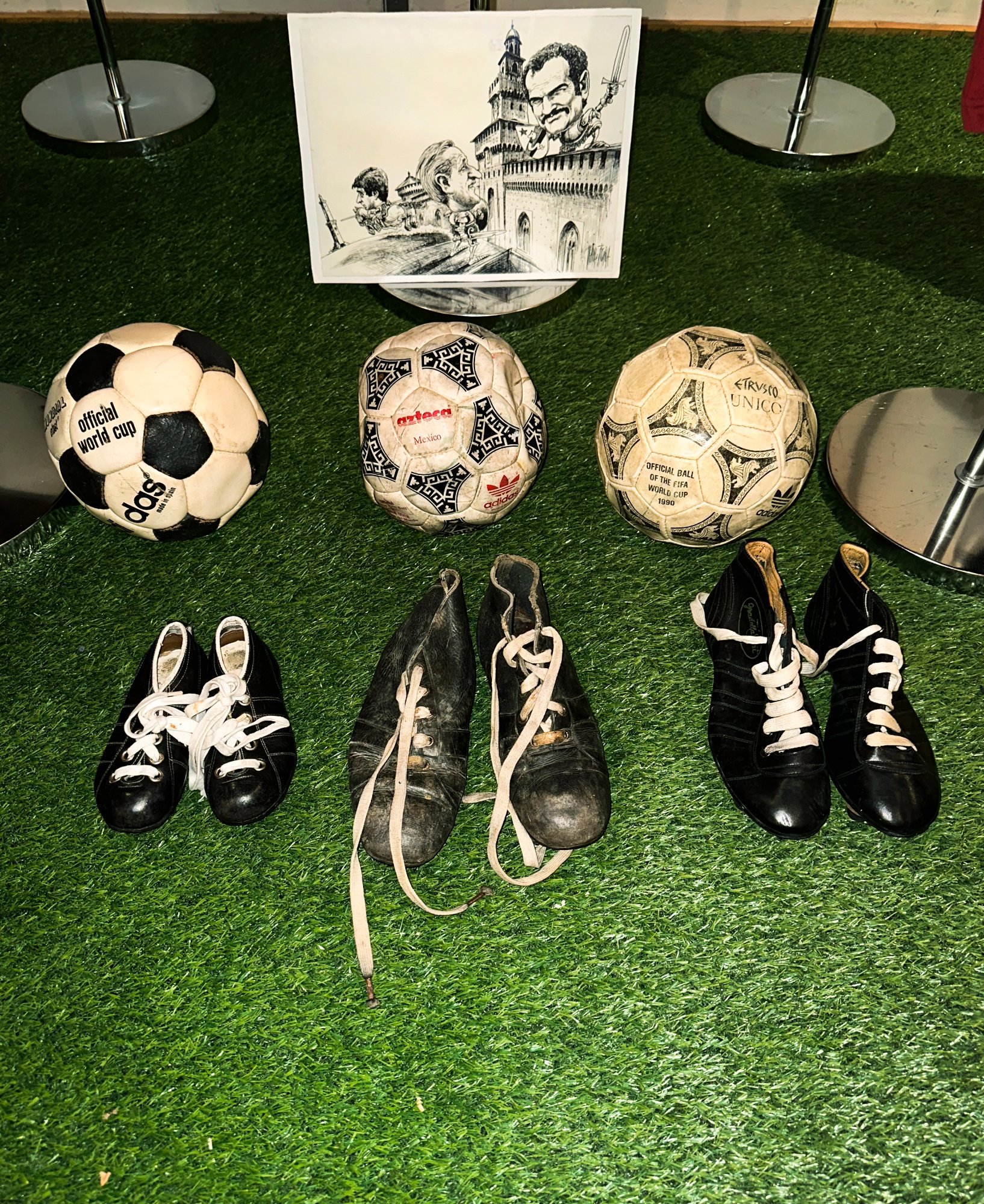 Palloni ufficiali World Cup e scarpe vintage con caricatura