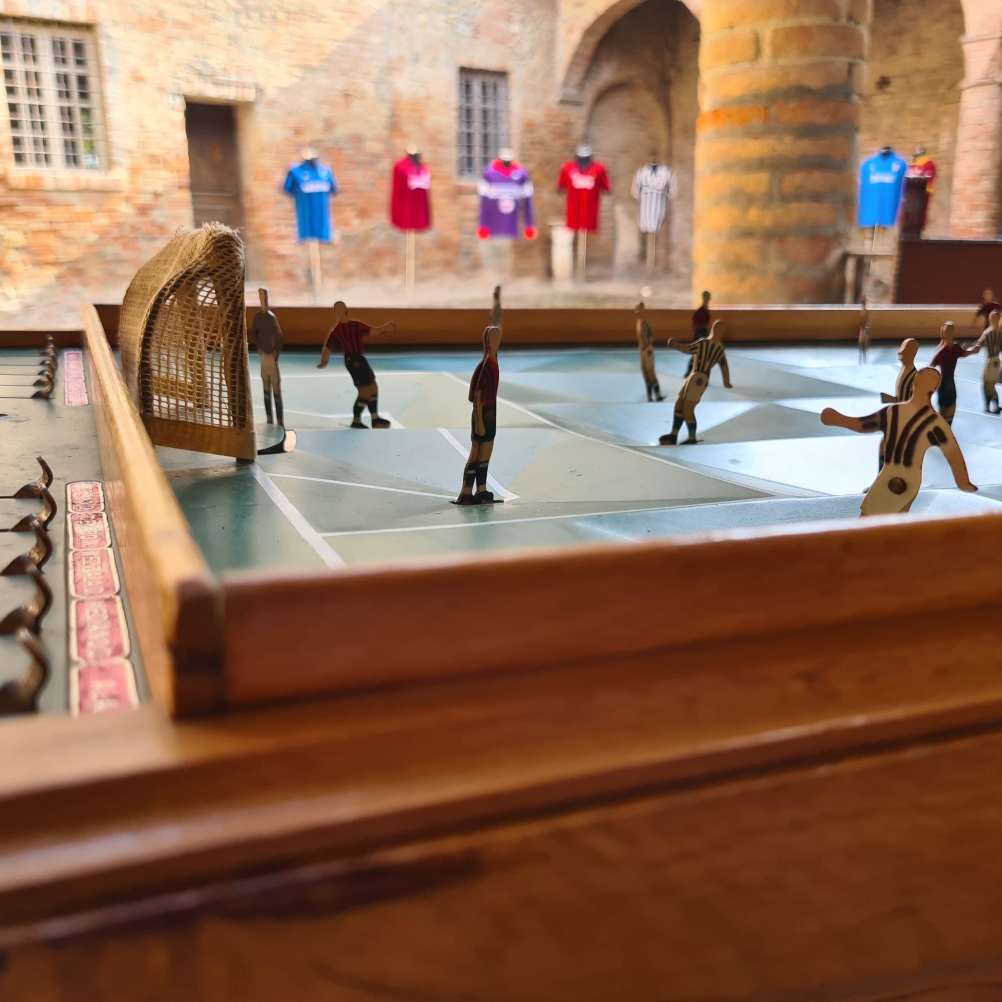 Calcio da tavolo vintage con maglie sullo sfondo