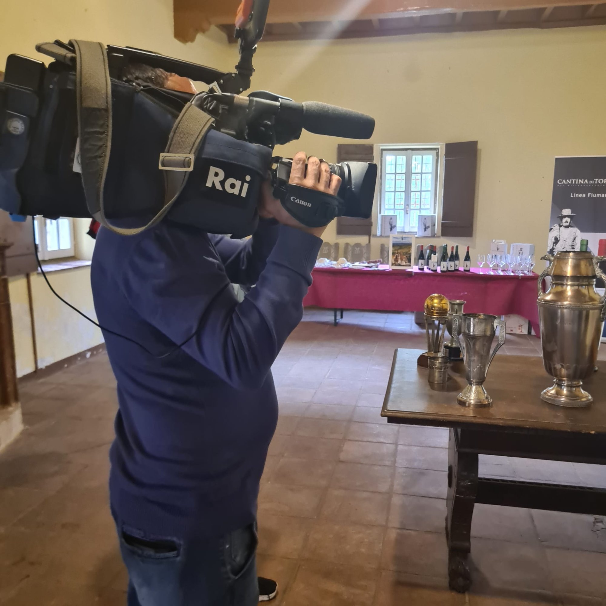 Cameraman RAI riprende trofei e memorabilia
