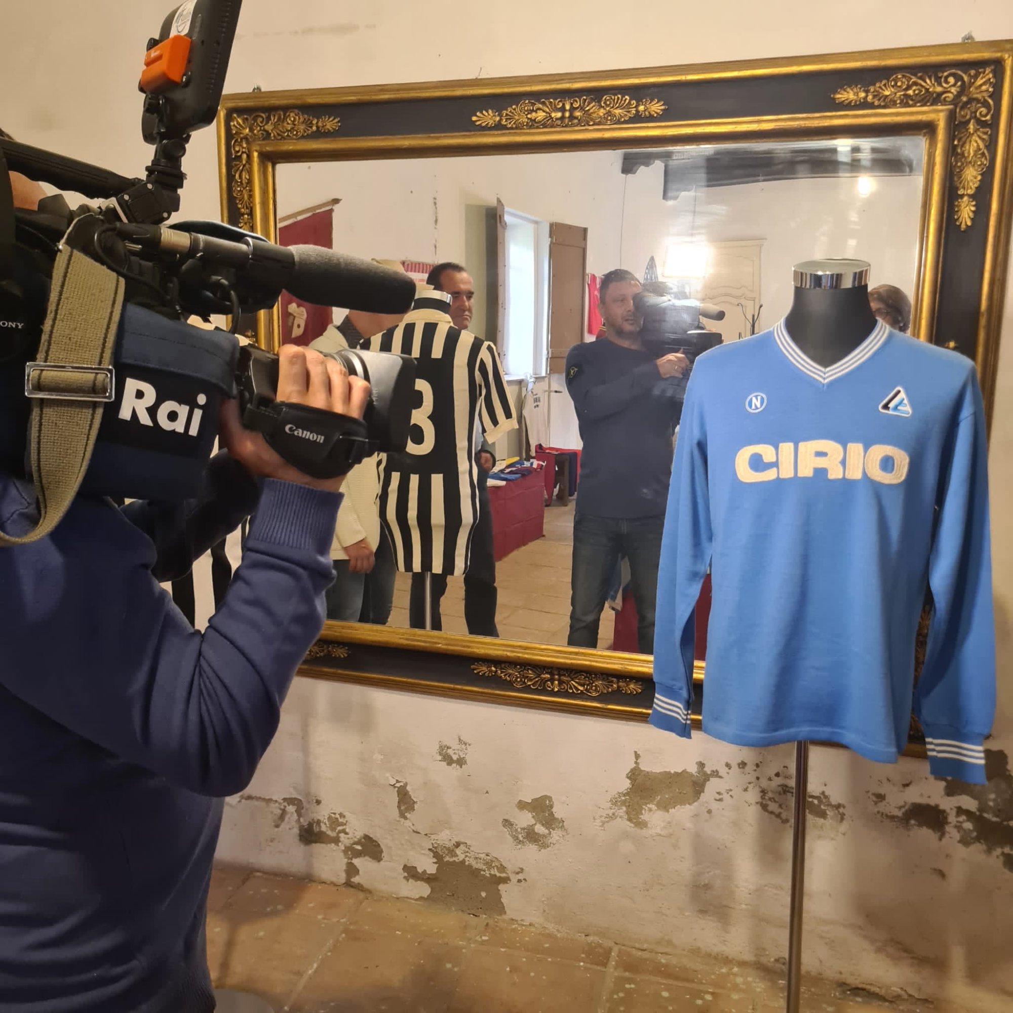 Riprese RAI della maglia Napoli Cirio allo specchio