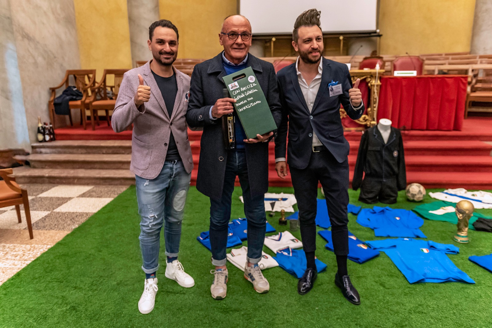 Foto con omaggio e maglie azzurre sullo sfondo