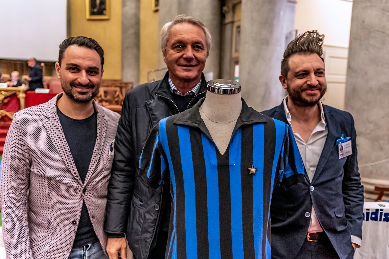 Ospite con organizzatori e maglia Inter vintage