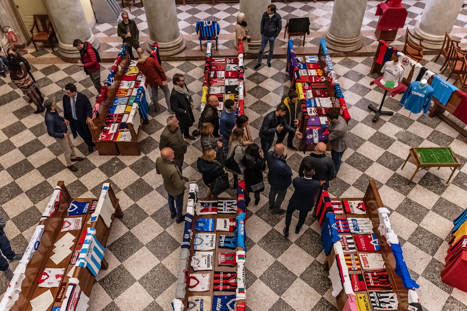 Vista dall'alto della collezione con pubblico