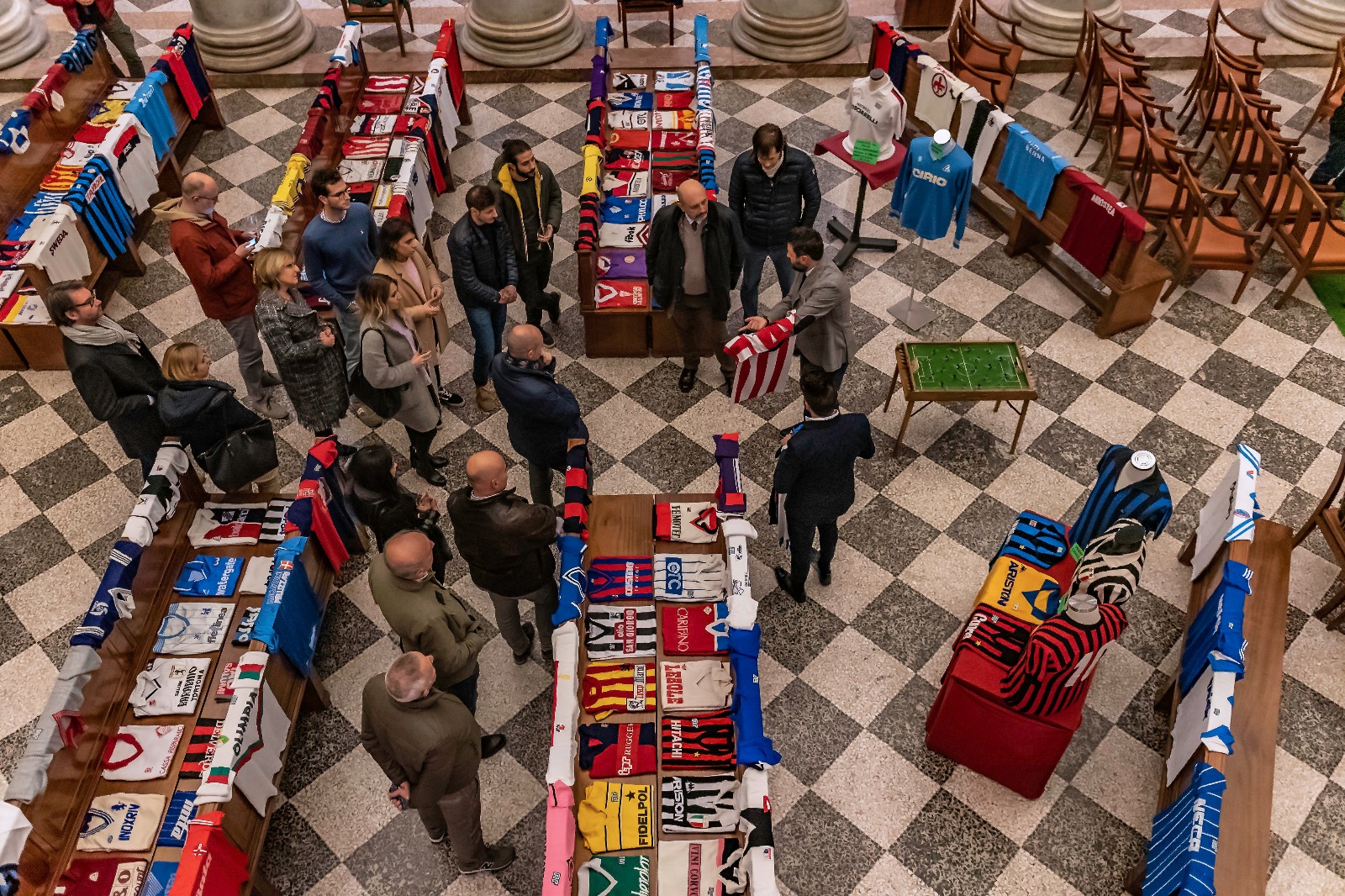 Visitatori tra le maglie storiche e calcio da tavolo