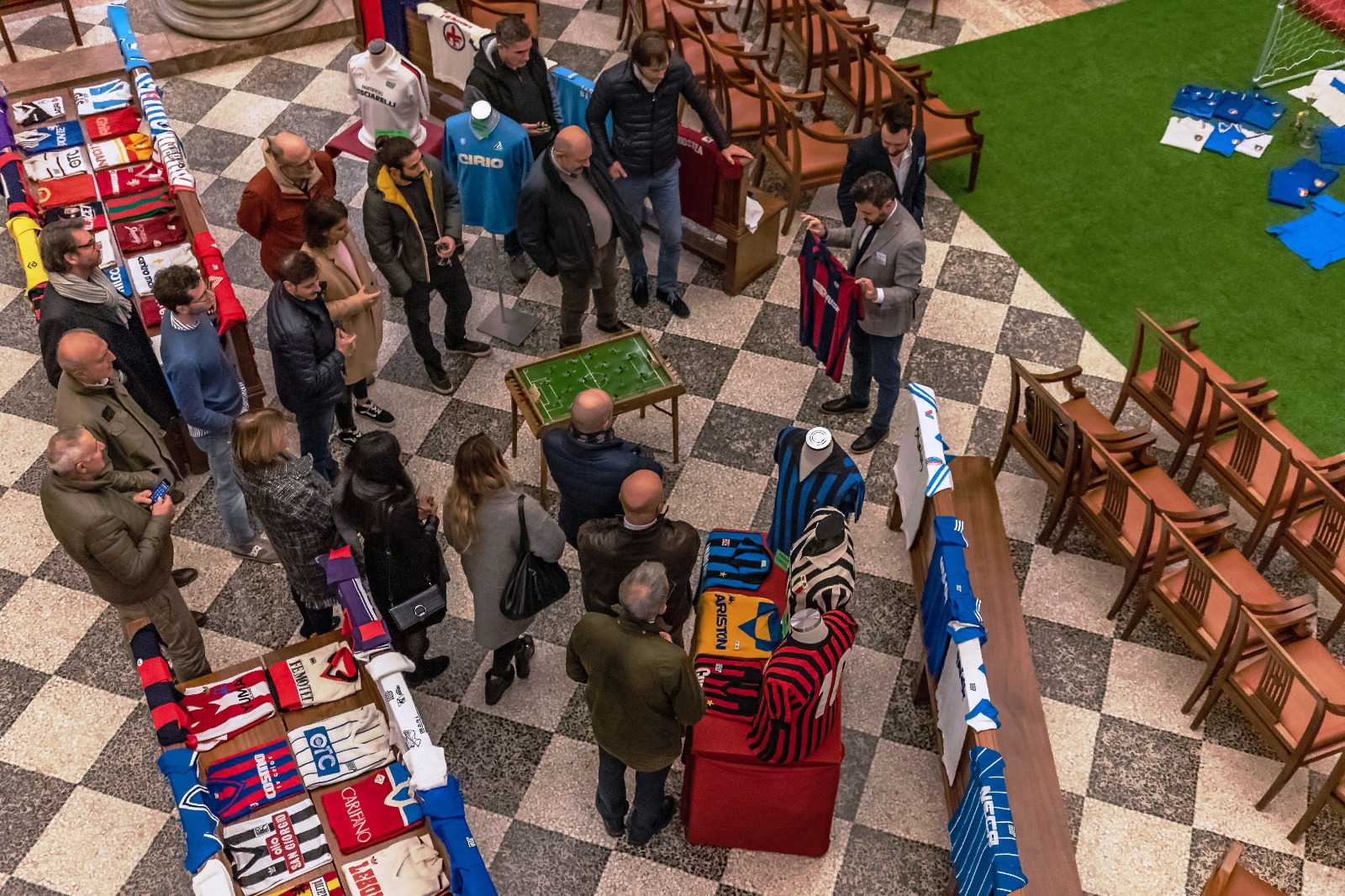 Presentazione maglia e pubblico dall'alto