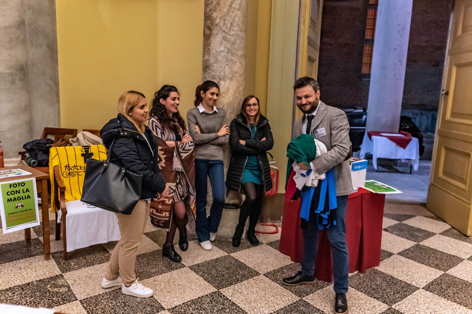 Visitatrici e organizzatore con maglie