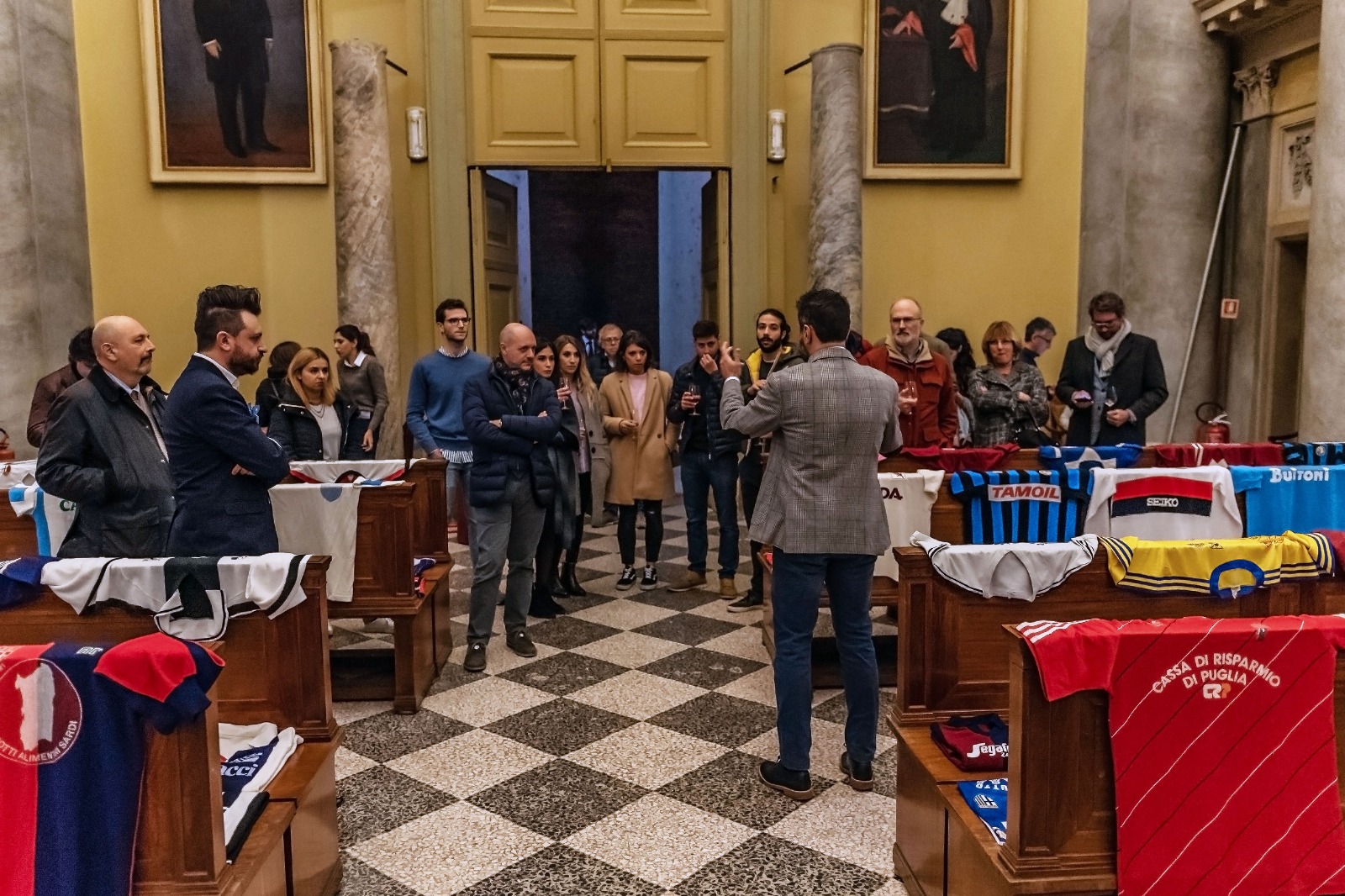 Presentazione al pubblico tra le maglie storiche