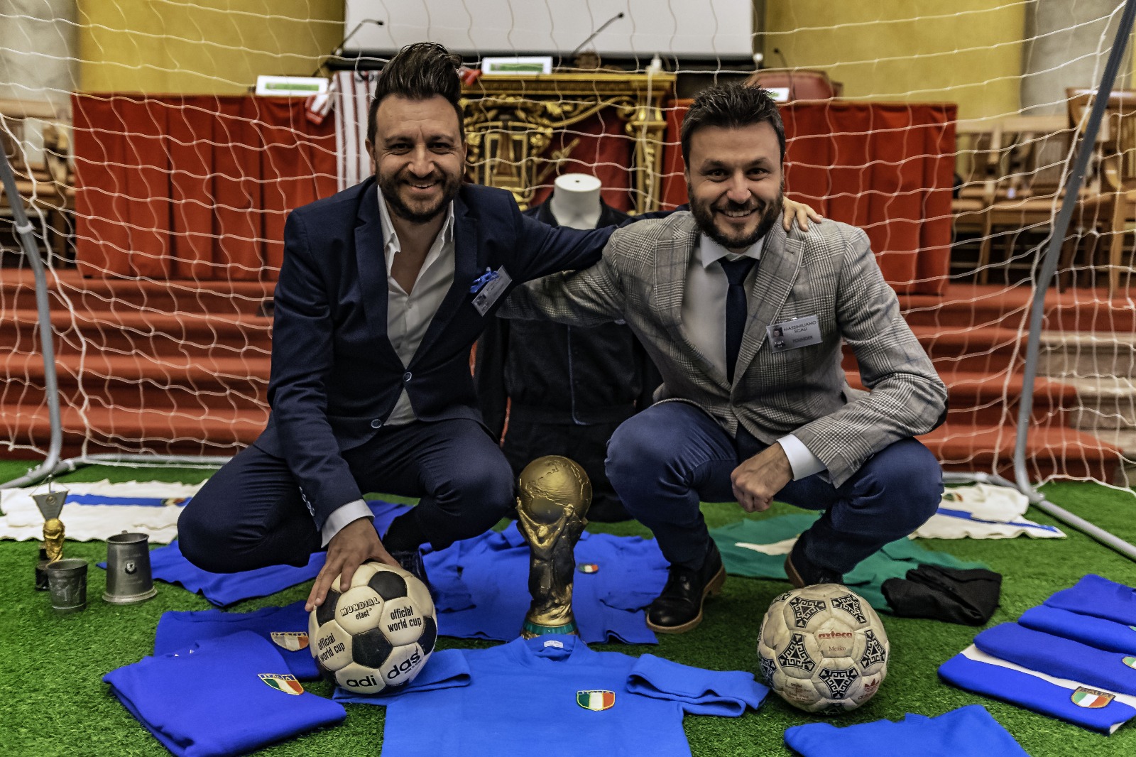 Organizzatori con Coppa del Mondo e maglie azzurre Italia