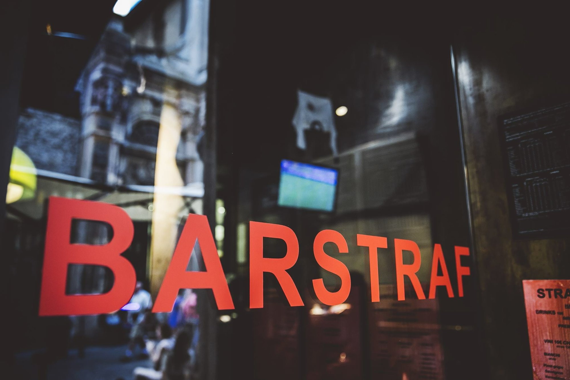 Insegna Straf Hotel & Bar con riflessi notturni