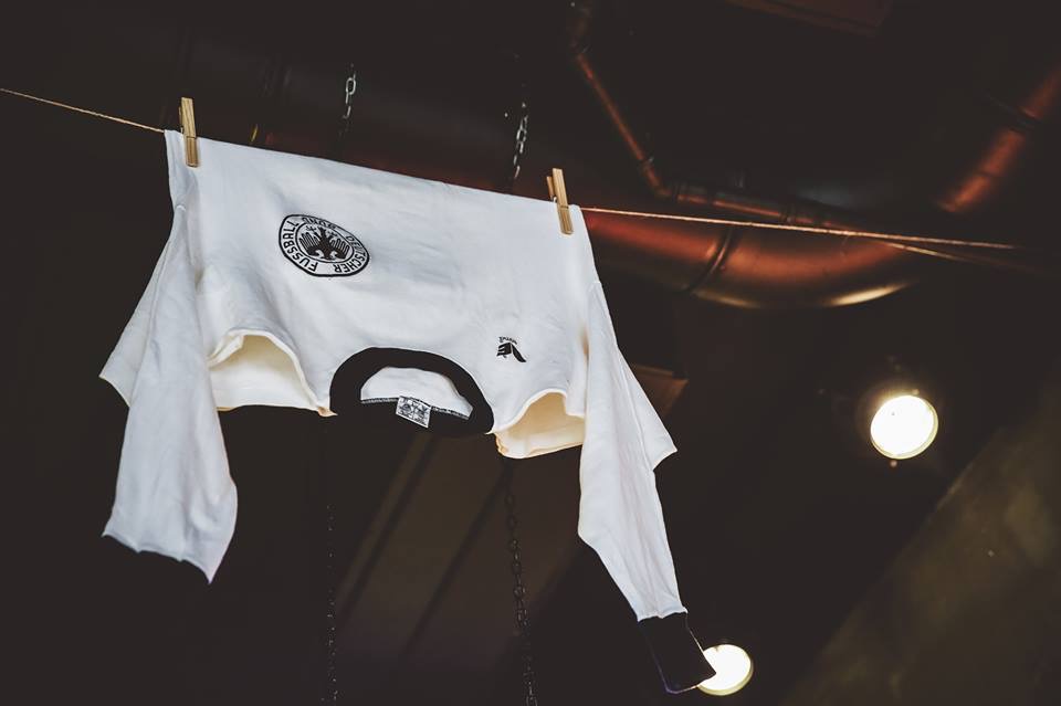 Maglia Germania Ovest vintage appesa nel bar