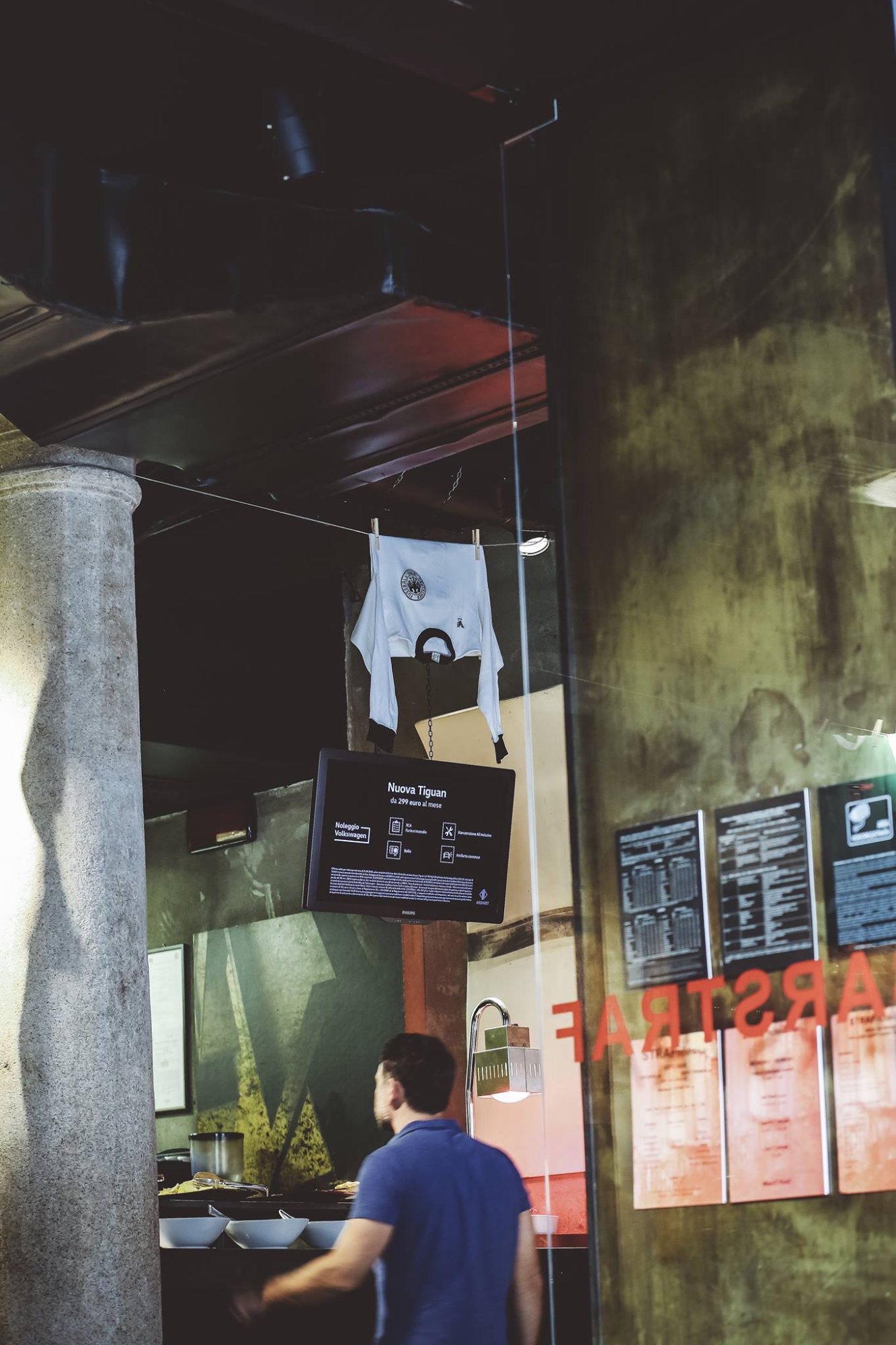 Maglia Germania appesa con insegna Straf riflessa