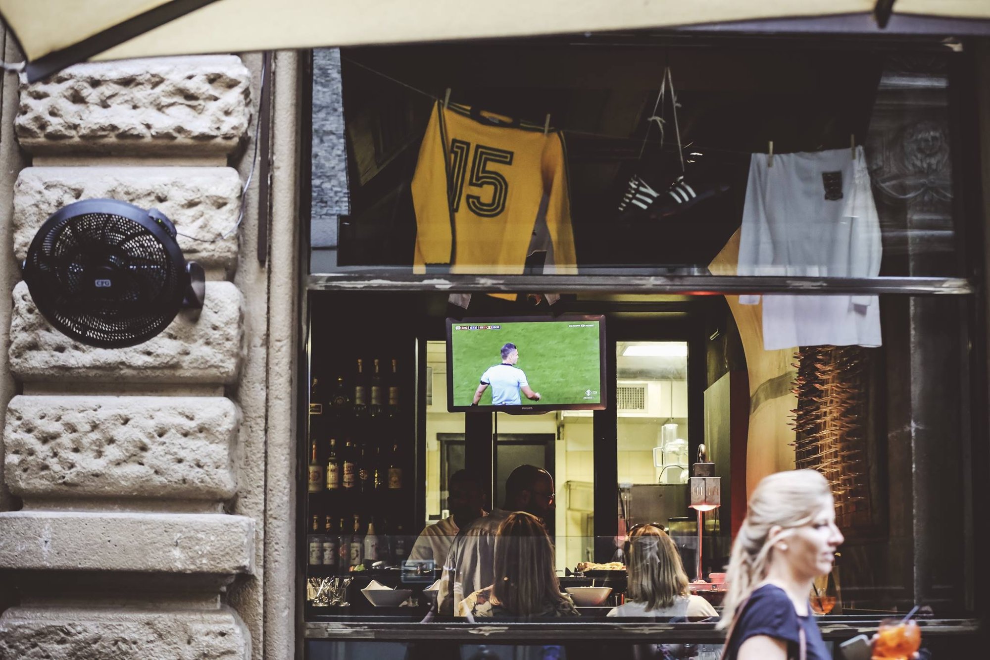 Maglia numero 15 in vetrina con partita in TV