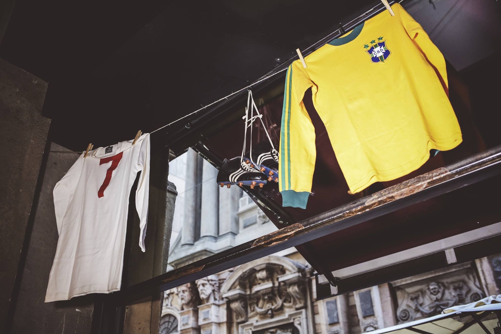 Maglia Inghilterra 7 e Brasile appese con scarpe vintage