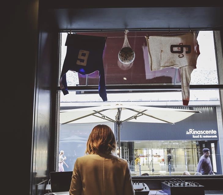 Maglie CCCP e azzurra in vetrina con pallone