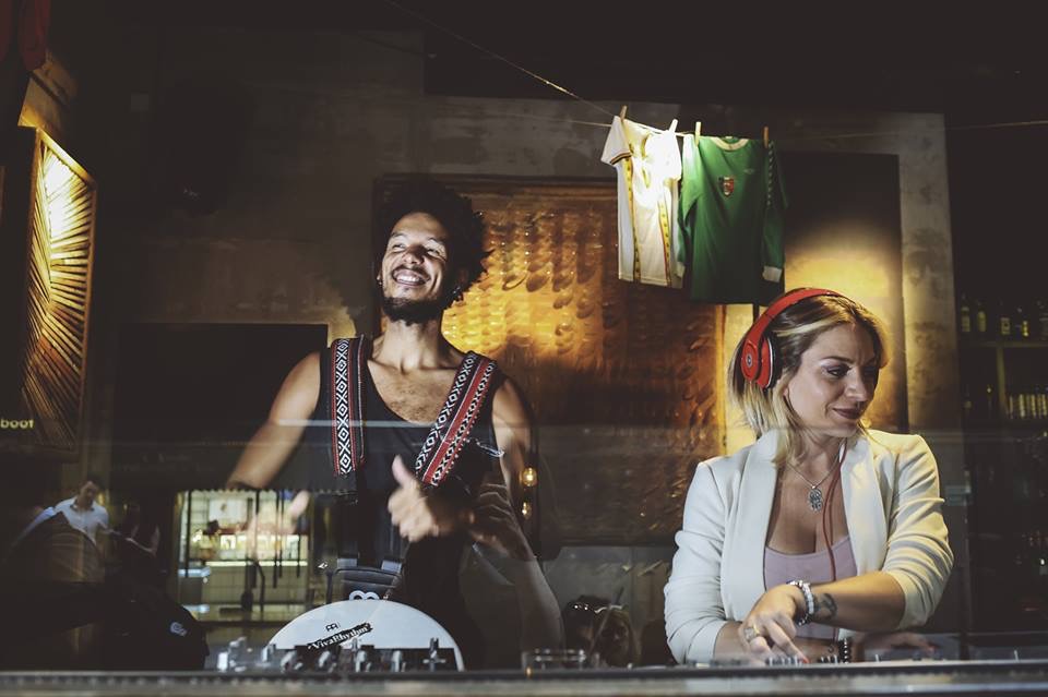 Maglie vintage appese viste dall'interno