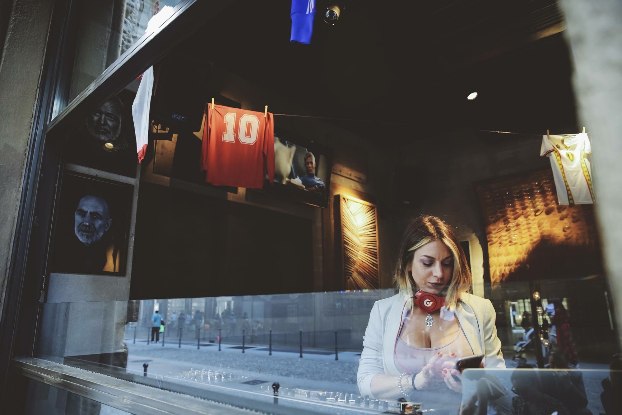 DJ con maglia numero 10 e riflessi in vetrina